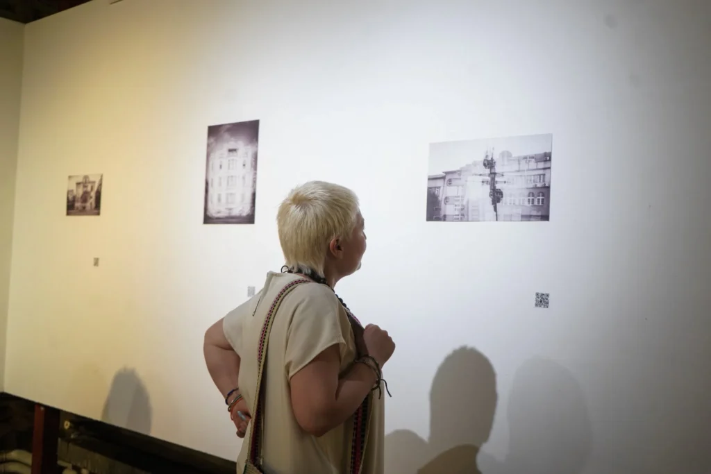 Ви пренесуваме мал дел од атмосферата на синоќешната фотографска изложба „63 Слоеви на сеќавањето” на Сашо…